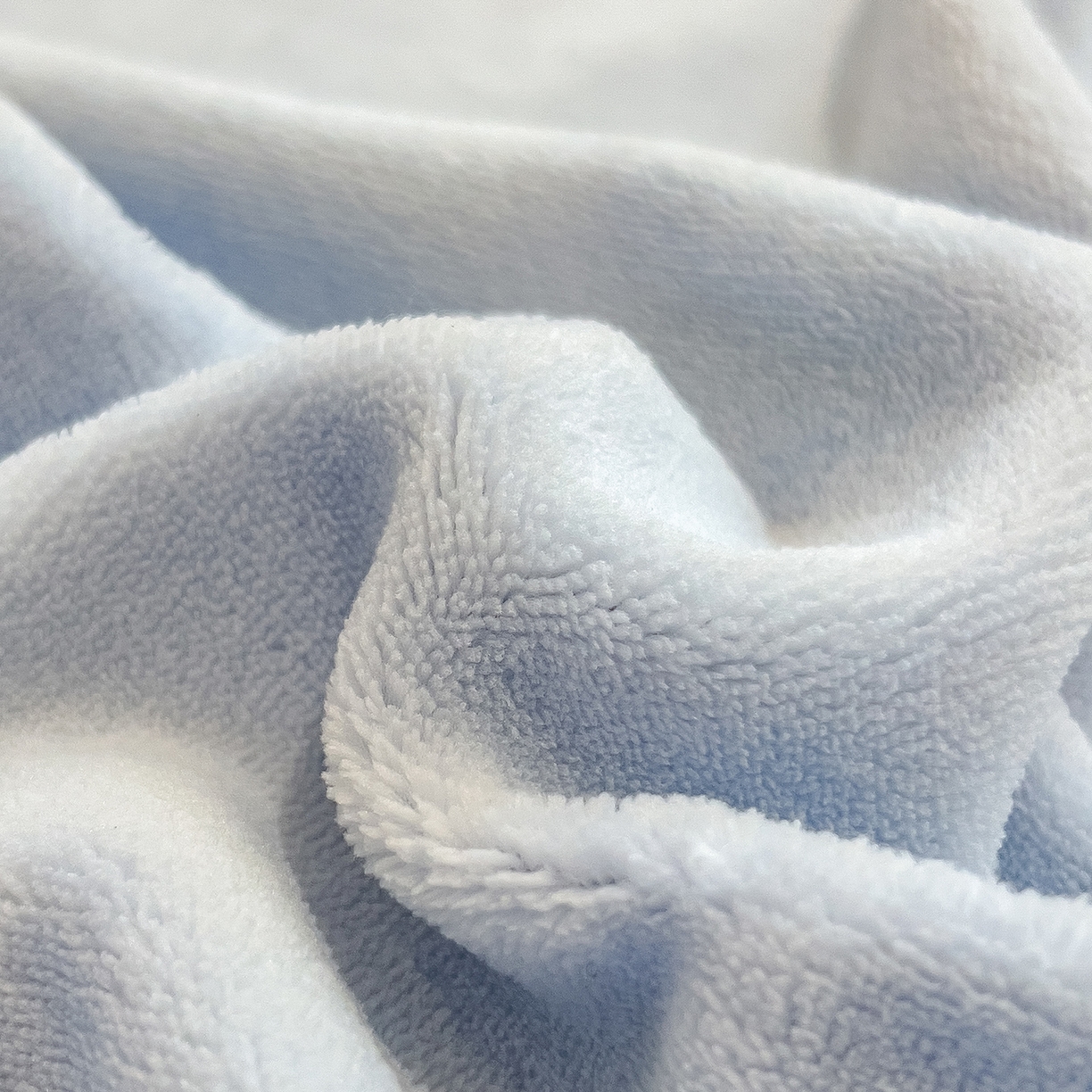 91家纺网 家纺一手货源 找家纺 摩妮卡 2025新款牛奶绒贴布绣绒床笠保护床垫三件套 采花的小兔