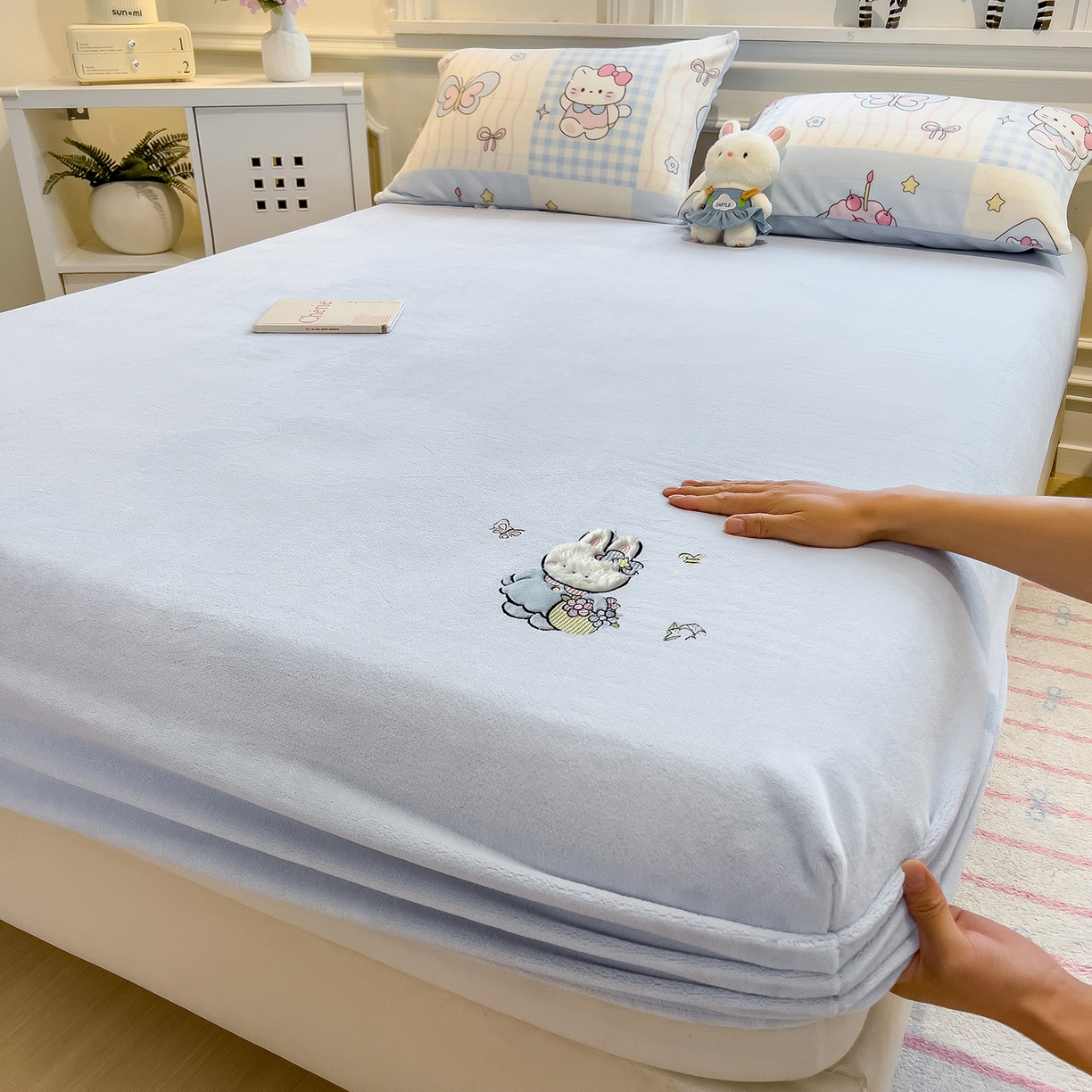 91家纺网 家纺一手货源 找家纺 摩妮卡 2025新款牛奶绒贴布绣绒床笠保护床垫三件套 采花的小兔