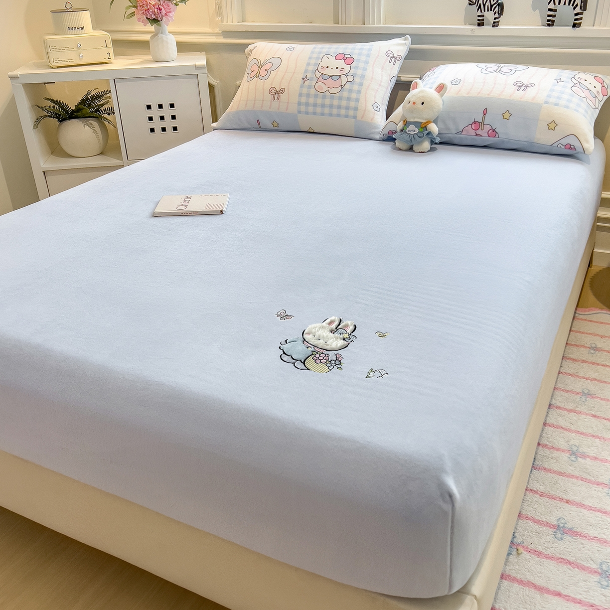 91家纺网 家纺一手货源 找家纺 摩妮卡 2025新款牛奶绒贴布绣绒床笠保护床垫三件套 采花的小兔