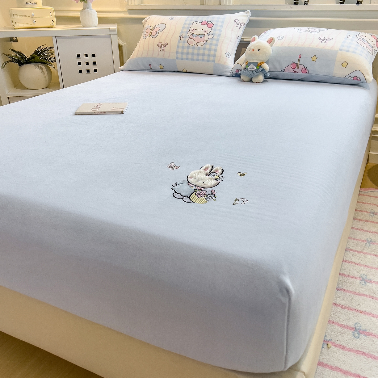 91家纺网 家纺一手货源 找家纺 摩妮卡 2025新款牛奶绒贴布绣绒床笠保护床垫三件套 采花的小兔