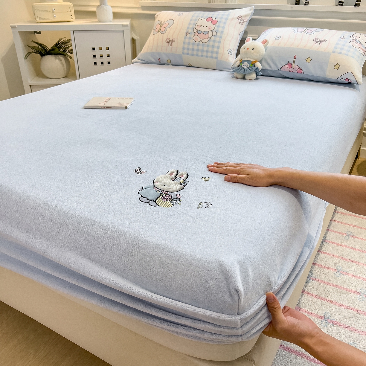 91家纺网 家纺一手货源 找家纺 摩妮卡 2025新款牛奶绒贴布绣绒床笠保护床垫三件套 采花的小兔