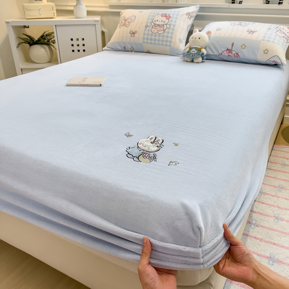 91家纺网 家纺一手货源 找家纺 摩妮卡 2025新款牛奶绒贴布绣绒床笠保护床垫三件套 采花的小兔