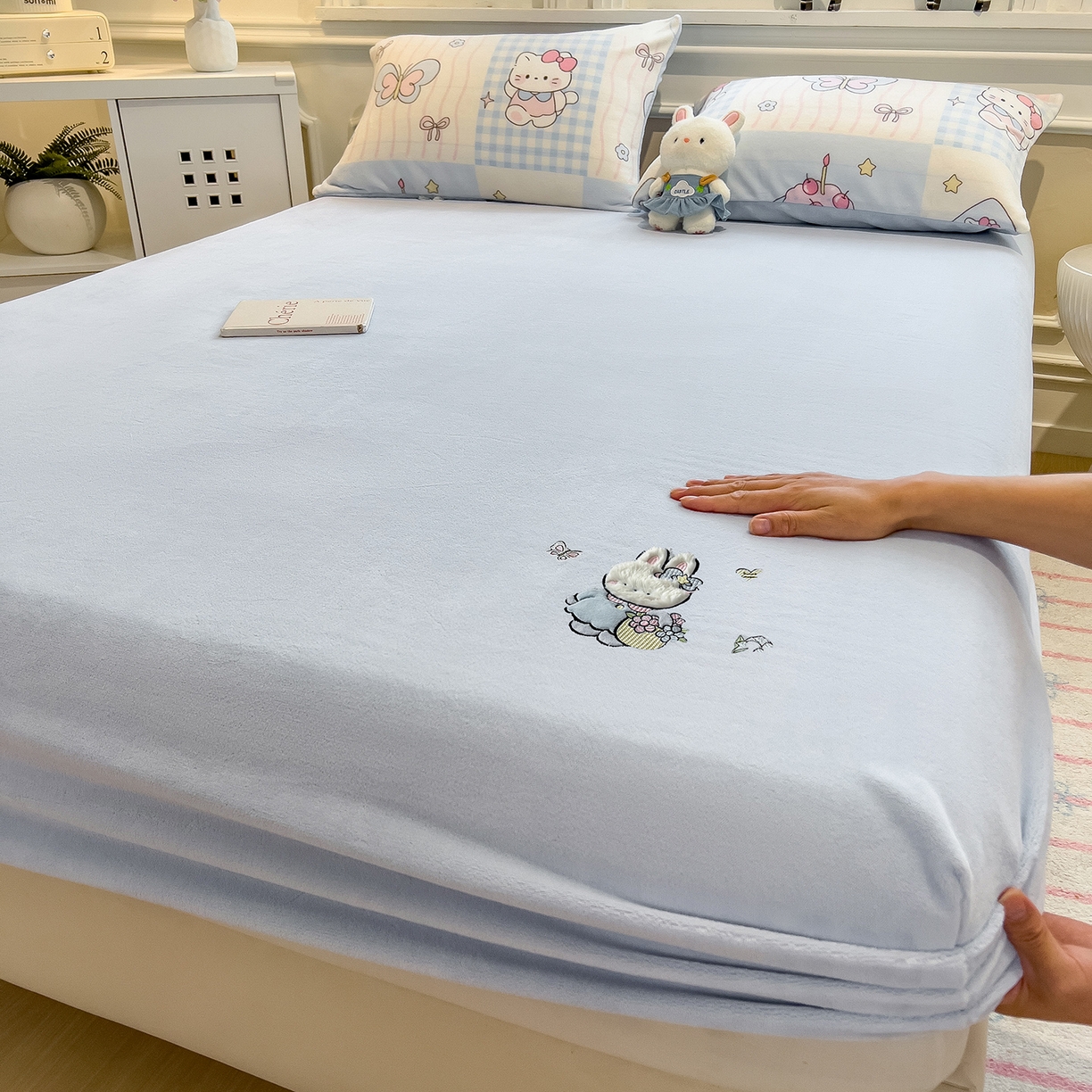 91家纺网 家纺一手货源 找家纺 摩妮卡 2025新款牛奶绒贴布绣绒床笠保护床垫三件套 采花的小兔