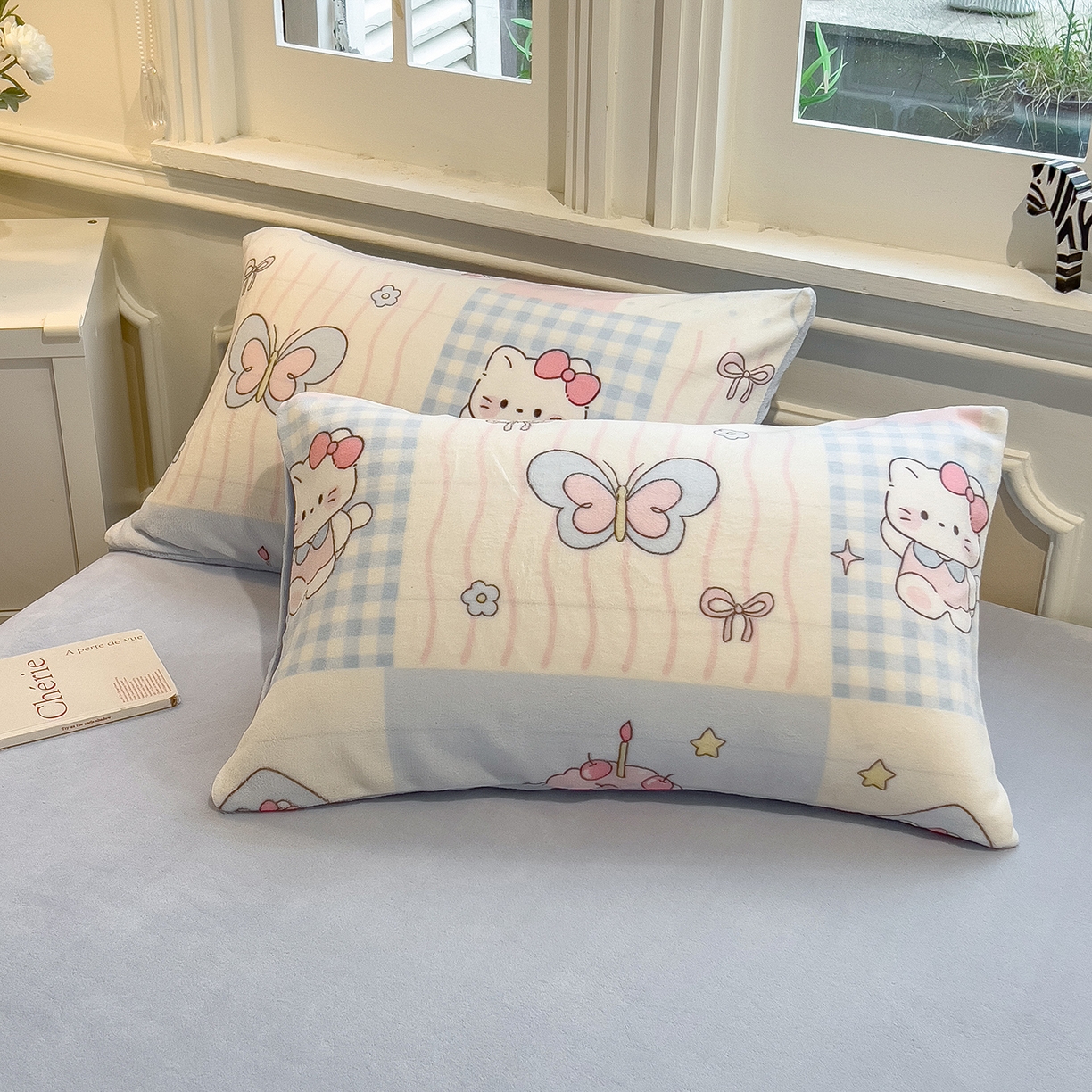 91家纺网 家纺一手货源 找家纺 摩妮卡 2025新款牛奶绒贴布绣绒床笠保护床垫三件套 采花的小兔