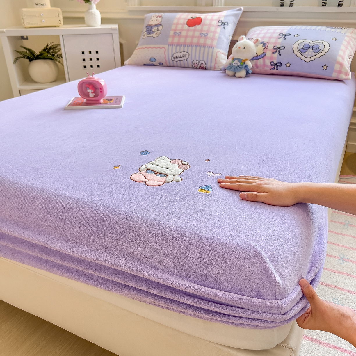 91家纺网 家纺一手货源 找家纺 摩妮卡 2025新款牛奶绒贴布绣绒床笠保护床垫三件套 免兔的日常