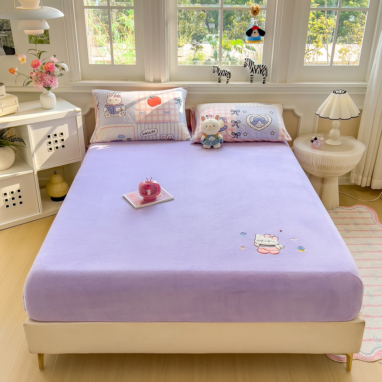 91家纺网 家纺一手货源 找家纺 摩妮卡 2025新款牛奶绒贴布绣绒床笠保护床垫三件套 免兔的日常