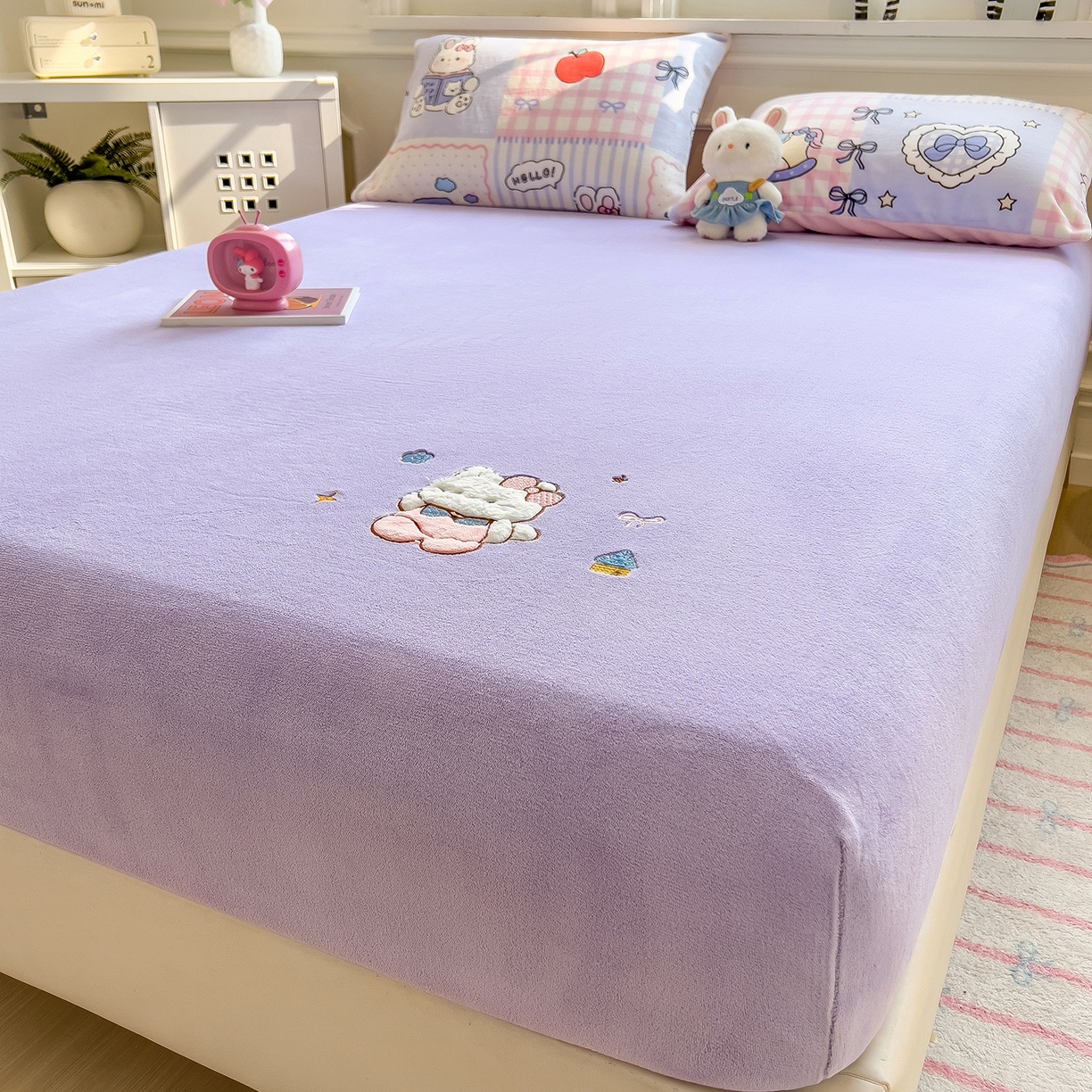 91家纺网 家纺一手货源 找家纺 摩妮卡 2025新款牛奶绒贴布绣绒床笠保护床垫三件套 免兔的日常