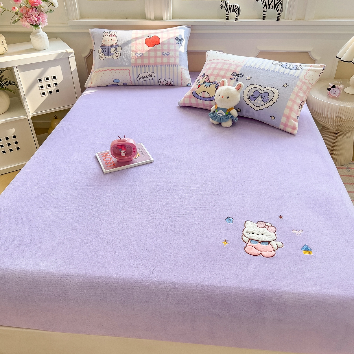 91家纺网 家纺一手货源 找家纺 摩妮卡 2025新款牛奶绒贴布绣绒床笠保护床垫三件套 免兔的日常