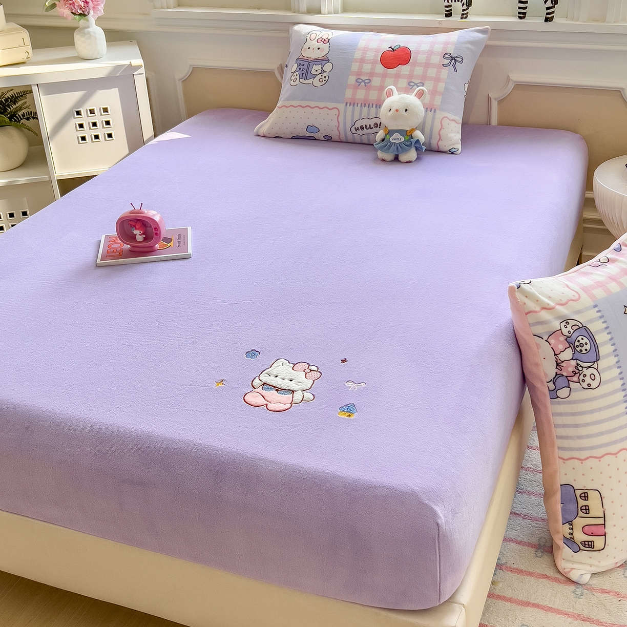 91家纺网 家纺一手货源 找家纺 摩妮卡 2025新款牛奶绒贴布绣绒床笠保护床垫三件套 免兔的日常