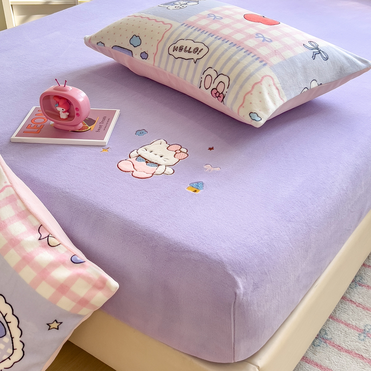 91家纺网 家纺一手货源 找家纺 摩妮卡 2025新款牛奶绒贴布绣绒床笠保护床垫三件套 免兔的日常