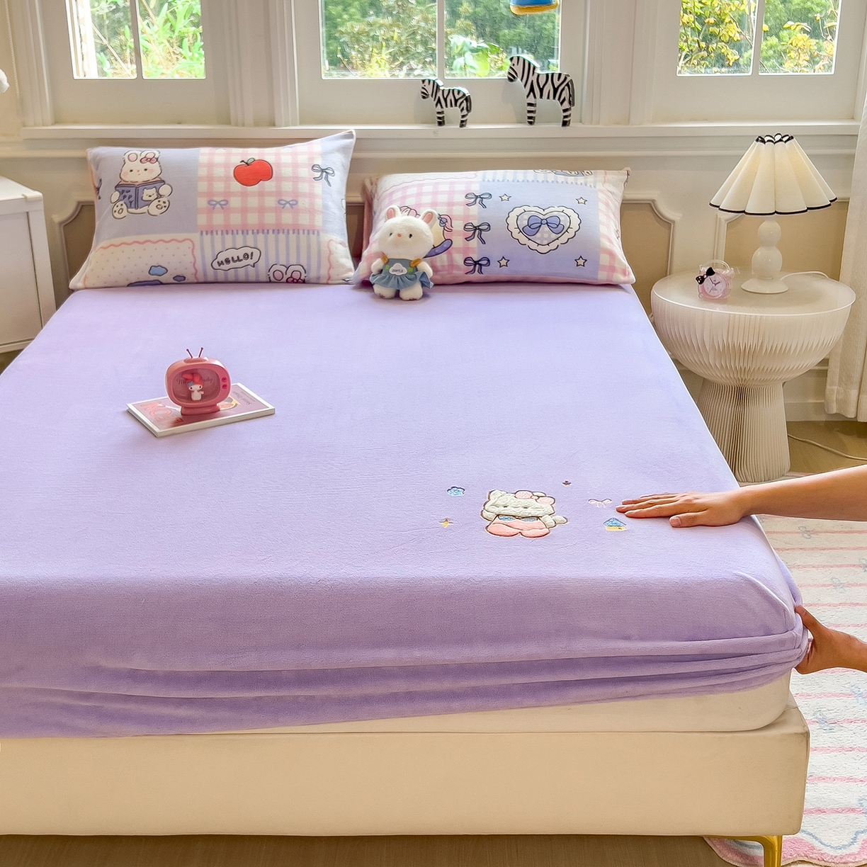 91家纺网 家纺一手货源 找家纺 摩妮卡 2025新款牛奶绒贴布绣绒床笠保护床垫三件套 免兔的日常