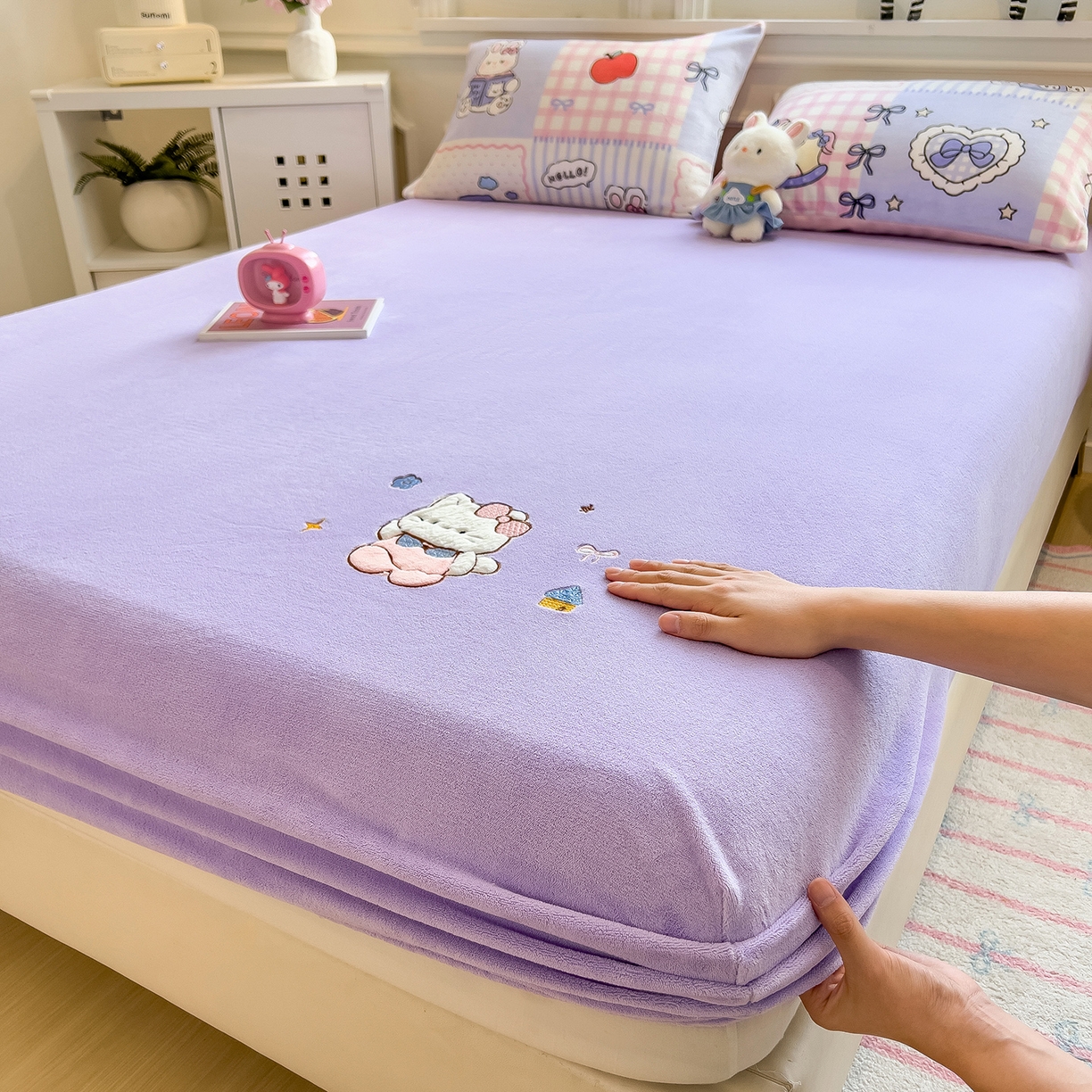 91家纺网 家纺一手货源 找家纺 摩妮卡 2025新款牛奶绒贴布绣绒床笠保护床垫三件套 免兔的日常