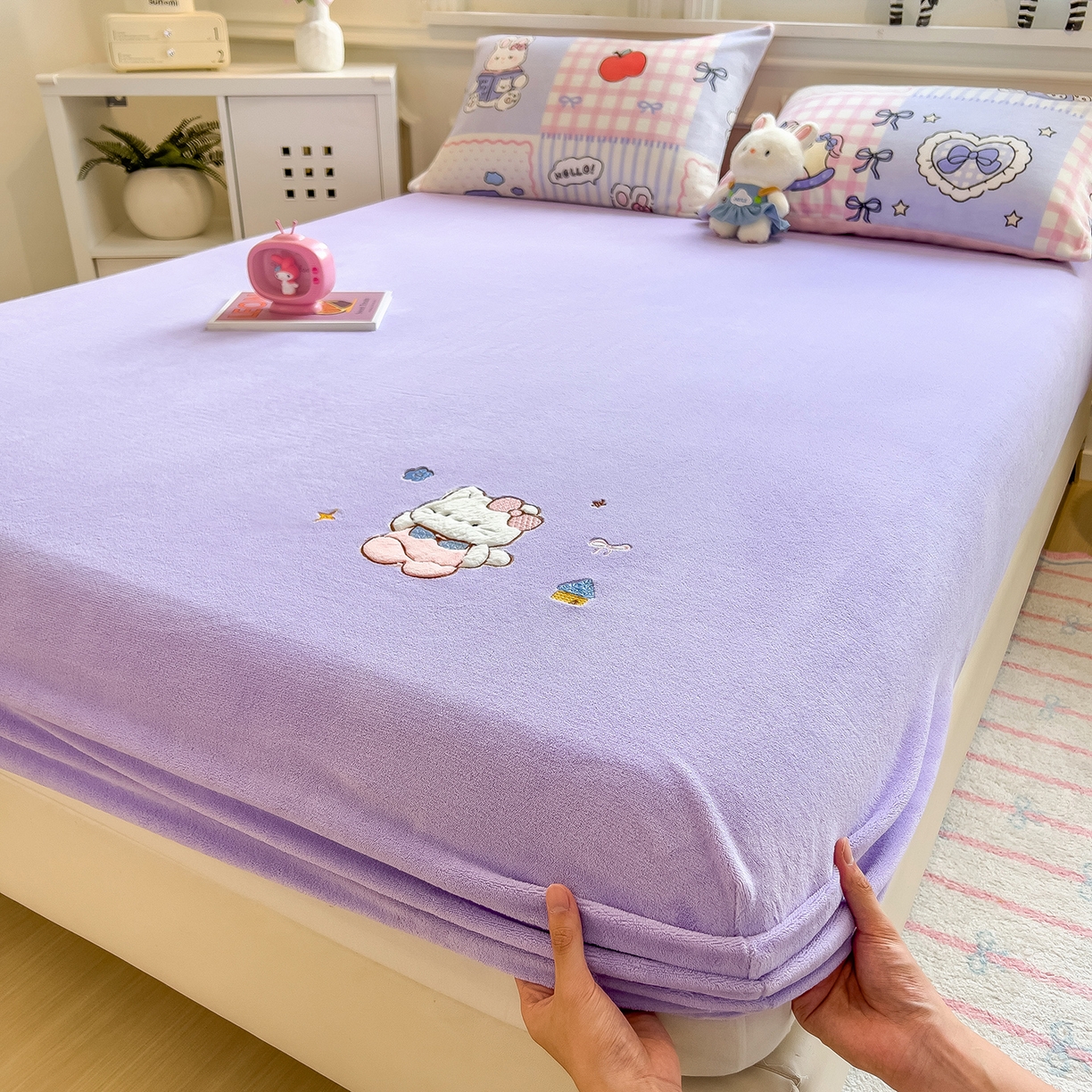 91家纺网 家纺一手货源 找家纺 摩妮卡 2025新款牛奶绒贴布绣绒床笠保护床垫三件套 免兔的日常