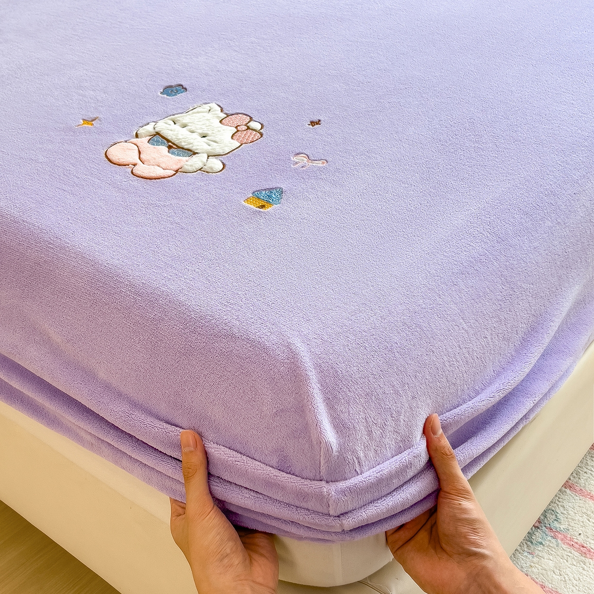 91家纺网 家纺一手货源 找家纺 摩妮卡 2025新款牛奶绒贴布绣绒床笠保护床垫三件套 免兔的日常