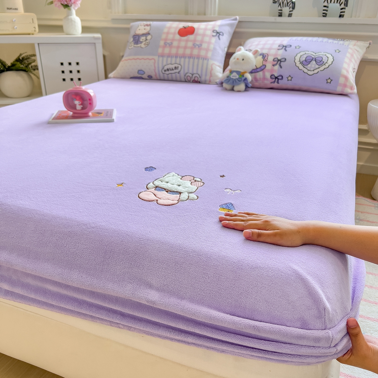 91家纺网 家纺一手货源 找家纺 摩妮卡 2025新款牛奶绒贴布绣绒床笠保护床垫三件套 免兔的日常