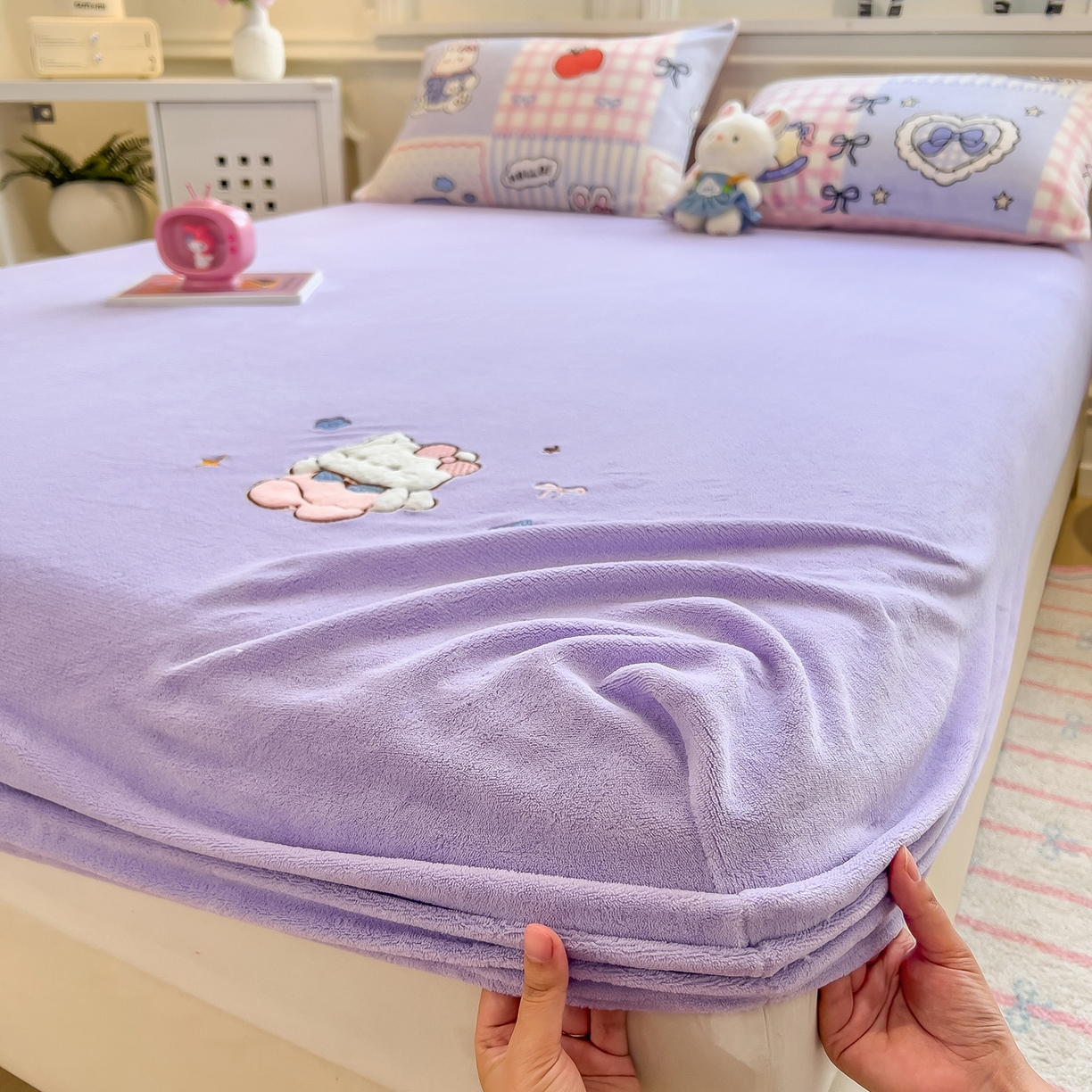 91家纺网 家纺一手货源 找家纺 摩妮卡 2025新款牛奶绒贴布绣绒床笠保护床垫三件套 免兔的日常