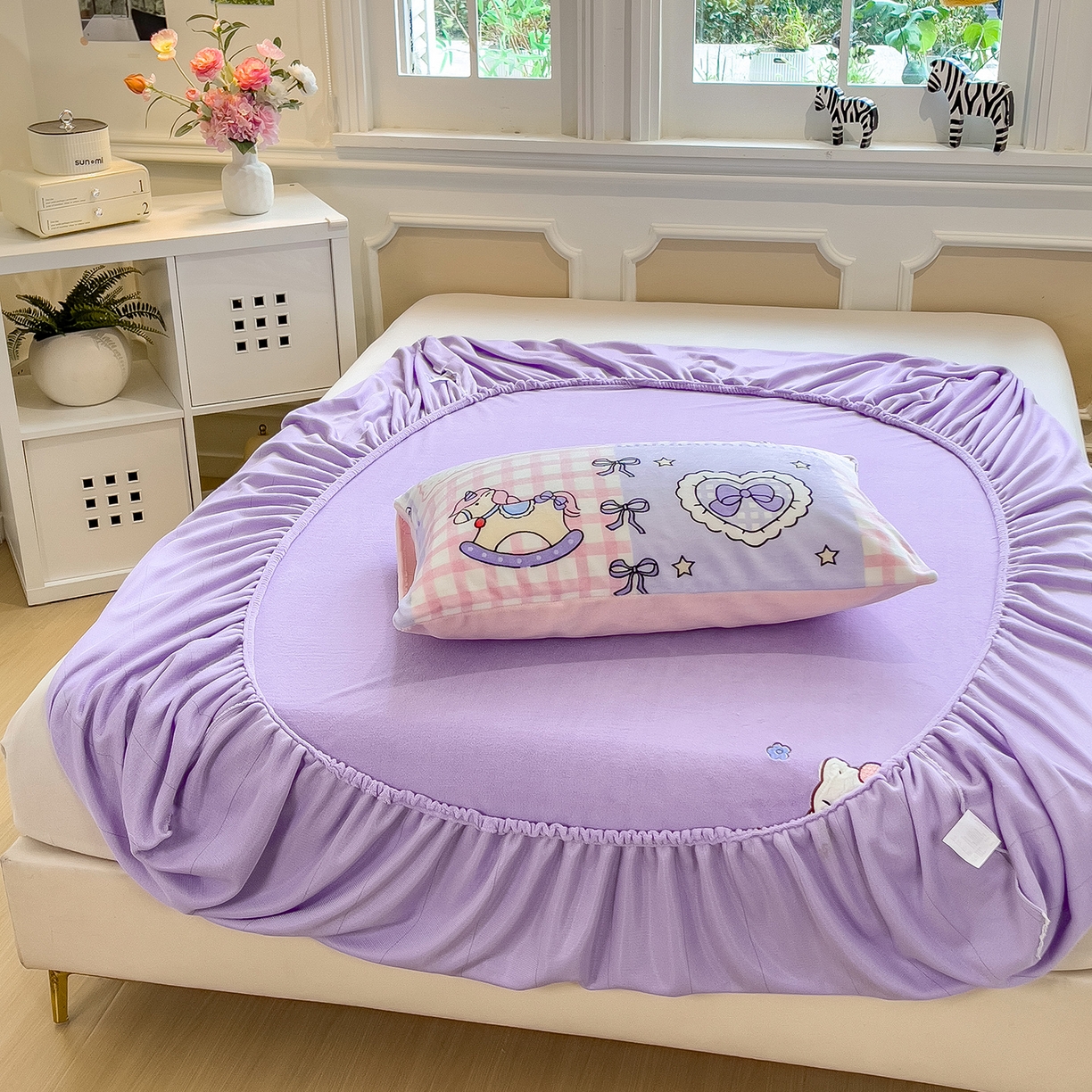 91家纺网 家纺一手货源 找家纺 摩妮卡 2025新款牛奶绒贴布绣绒床笠保护床垫三件套 免兔的日常