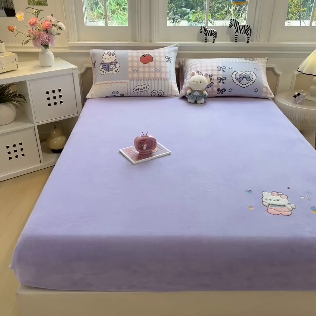 91家纺网 家纺一手货源 找家纺 摩妮卡 2025新款牛奶绒贴布绣绒床笠保护床垫三件套 免兔的日常
