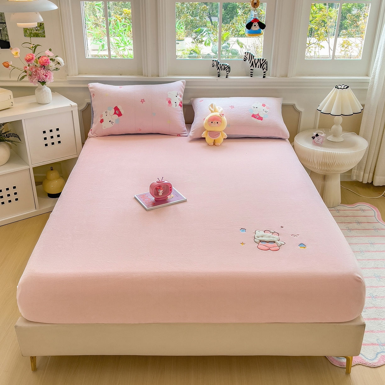 91家纺网 家纺一手货源 找家纺 摩妮卡 2025新款牛奶绒贴布绣绒床笠保护床垫三件套 内向的小兔