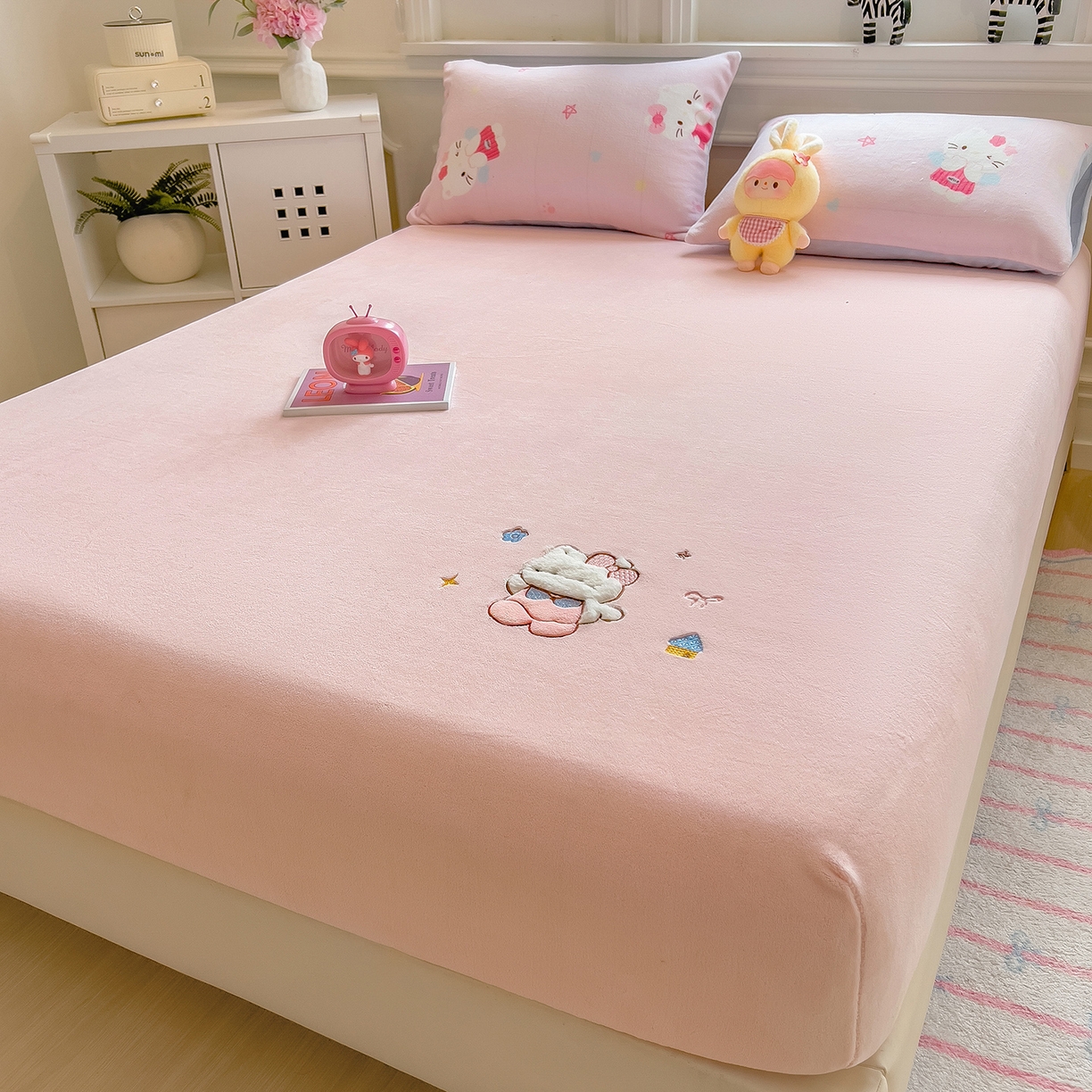 91家纺网 家纺一手货源 找家纺 摩妮卡 2025新款牛奶绒贴布绣绒床笠保护床垫三件套 内向的小兔