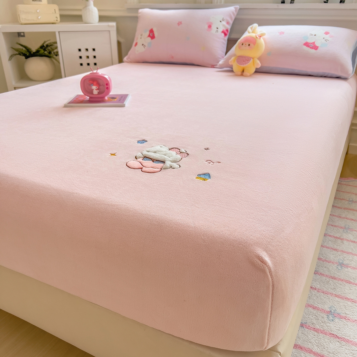 91家纺网 家纺一手货源 找家纺 摩妮卡 2025新款牛奶绒贴布绣绒床笠保护床垫三件套 内向的小兔