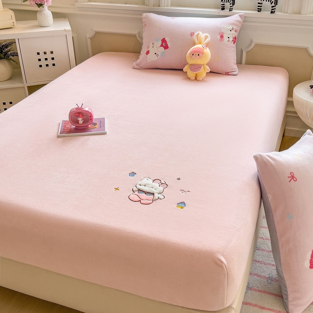 91家纺网 家纺一手货源 找家纺 摩妮卡 2025新款牛奶绒贴布绣绒床笠保护床垫三件套 内向的小兔