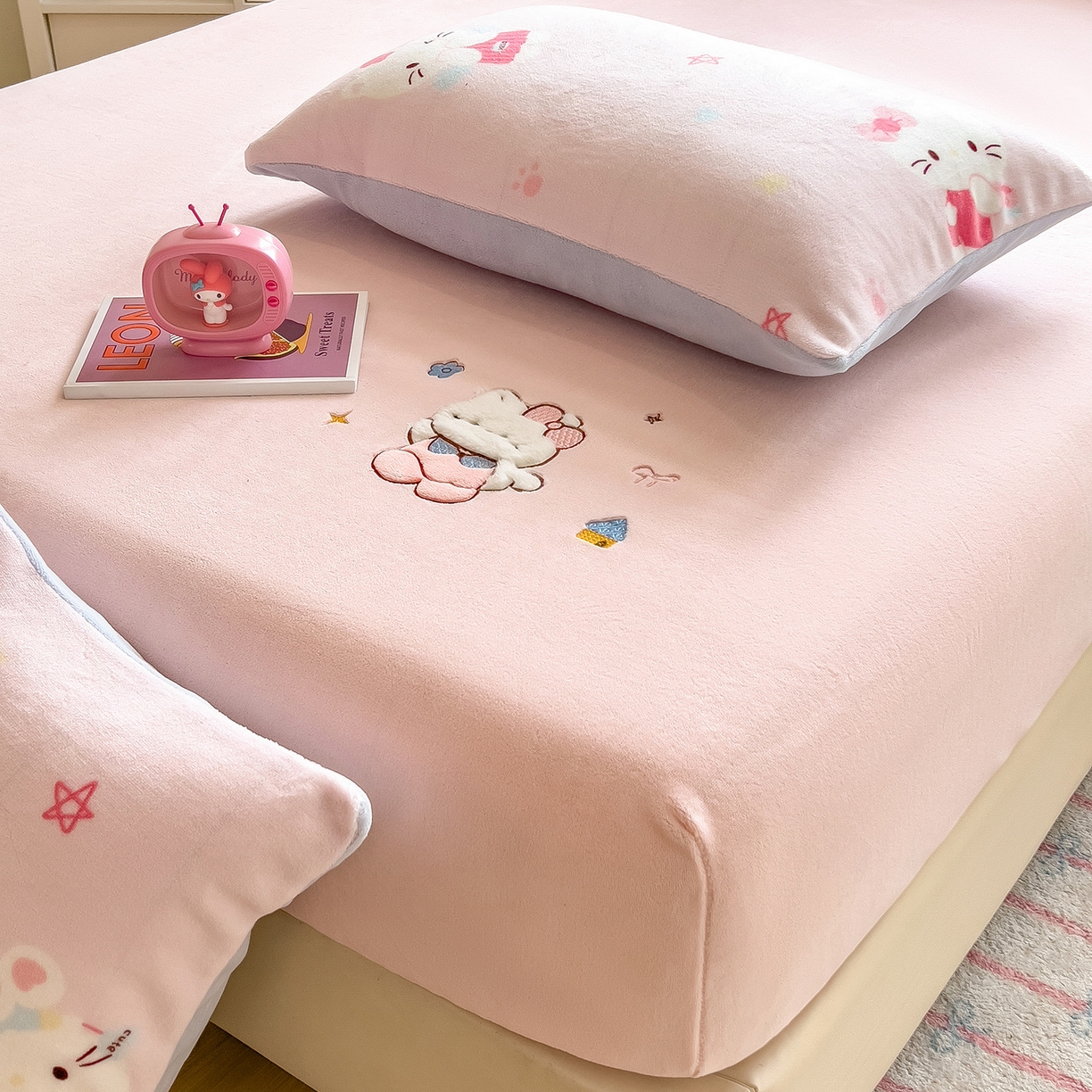 91家纺网 家纺一手货源 找家纺 摩妮卡 2025新款牛奶绒贴布绣绒床笠保护床垫三件套 内向的小兔