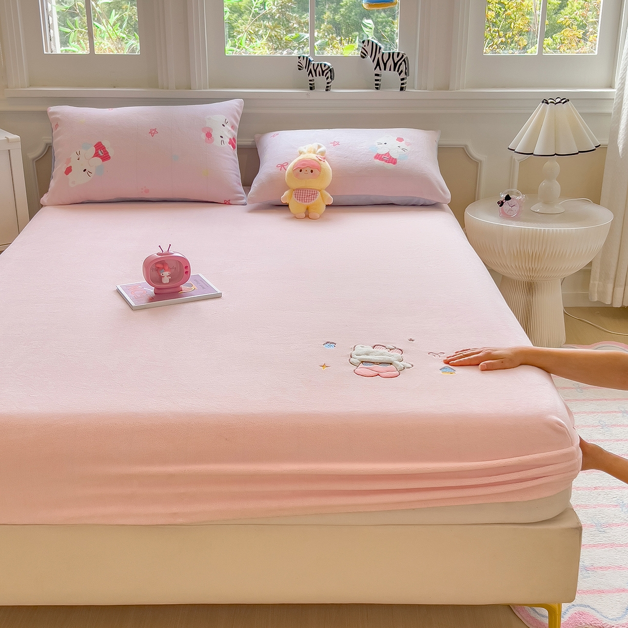 91家纺网 家纺一手货源 找家纺 摩妮卡 2025新款牛奶绒贴布绣绒床笠保护床垫三件套 内向的小兔