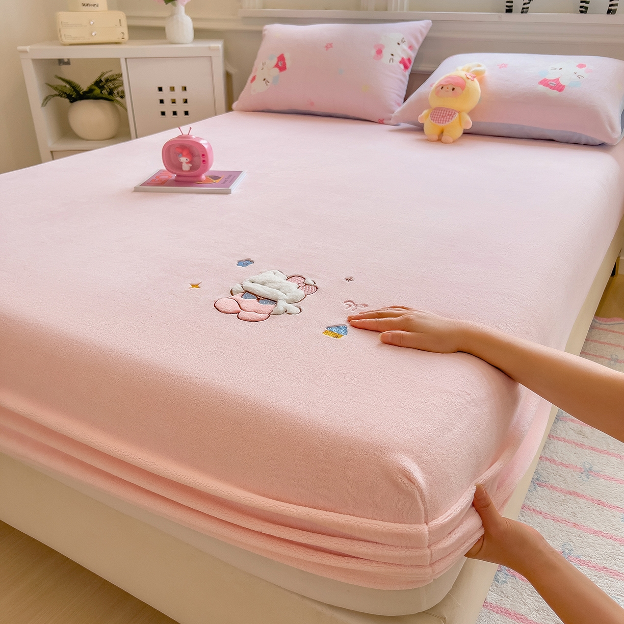 91家纺网 家纺一手货源 找家纺 摩妮卡 2025新款牛奶绒贴布绣绒床笠保护床垫三件套 内向的小兔