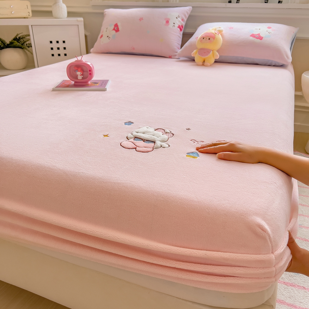 91家纺网 家纺一手货源 找家纺 摩妮卡 2025新款牛奶绒贴布绣绒床笠保护床垫三件套 内向的小兔