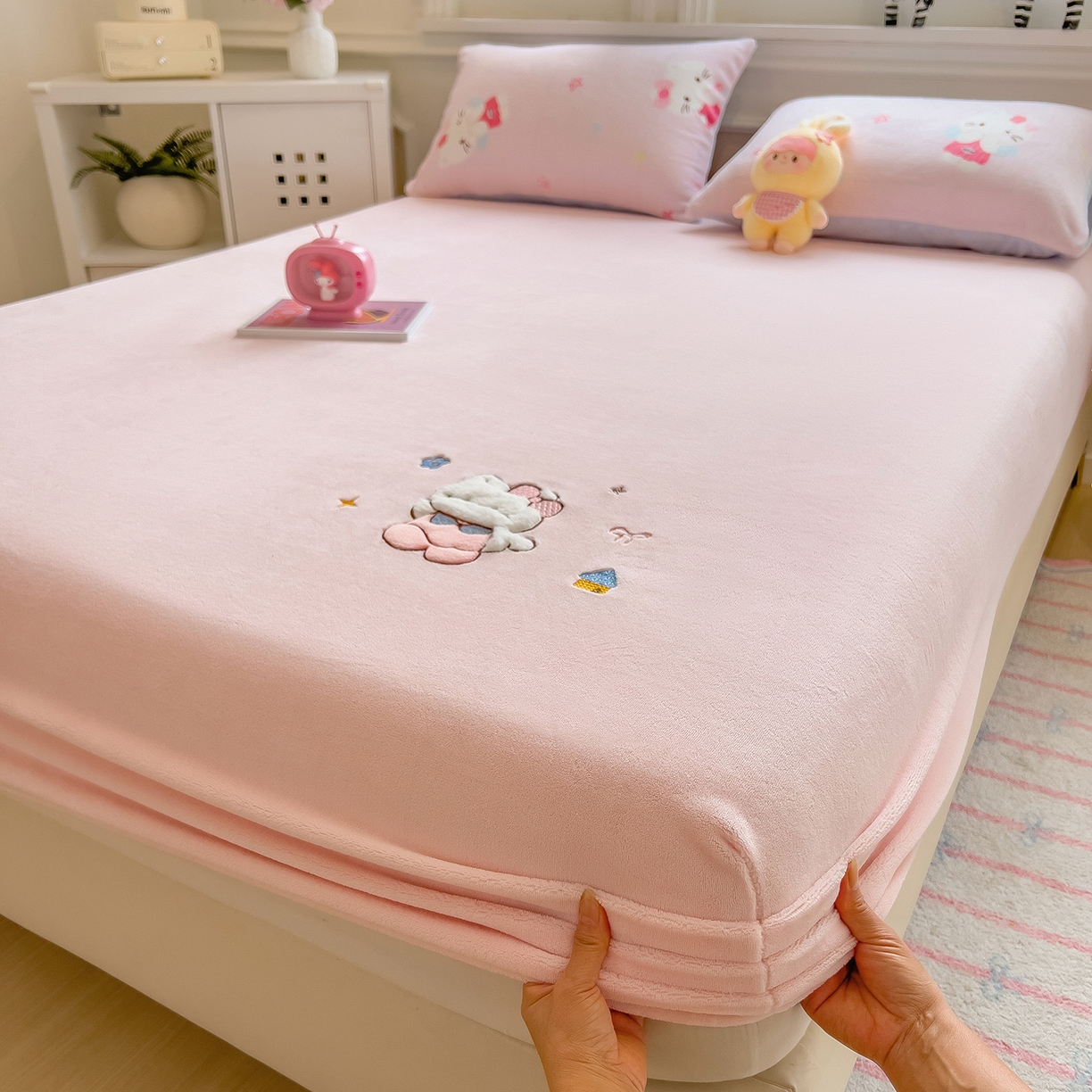 91家纺网 家纺一手货源 找家纺 摩妮卡 2025新款牛奶绒贴布绣绒床笠保护床垫三件套 内向的小兔