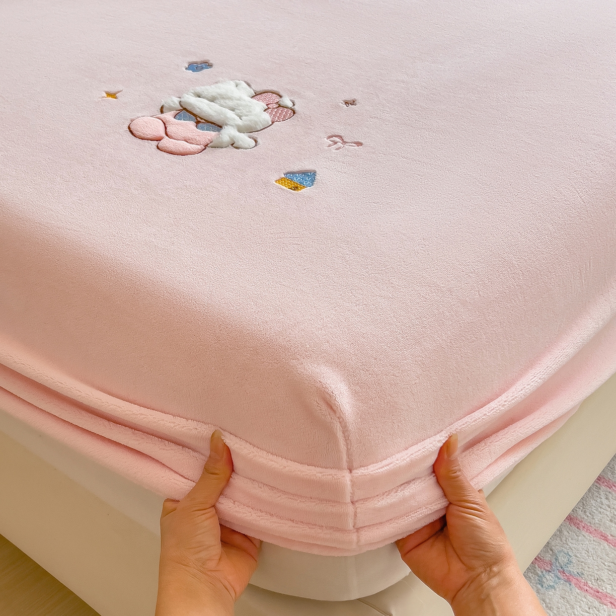 91家纺网 家纺一手货源 找家纺 摩妮卡 2025新款牛奶绒贴布绣绒床笠保护床垫三件套 内向的小兔