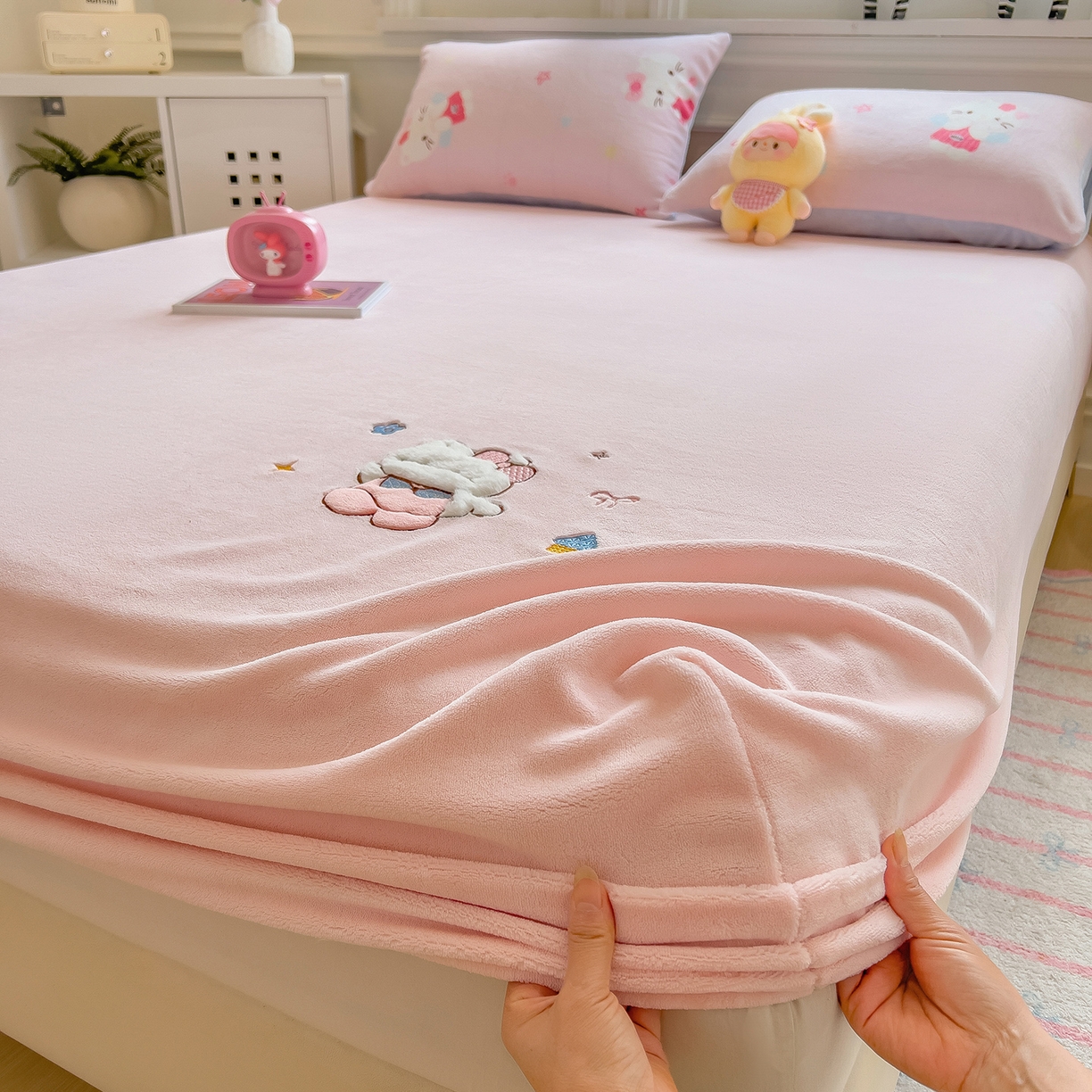 91家纺网 家纺一手货源 找家纺 摩妮卡 2025新款牛奶绒贴布绣绒床笠保护床垫三件套 内向的小兔