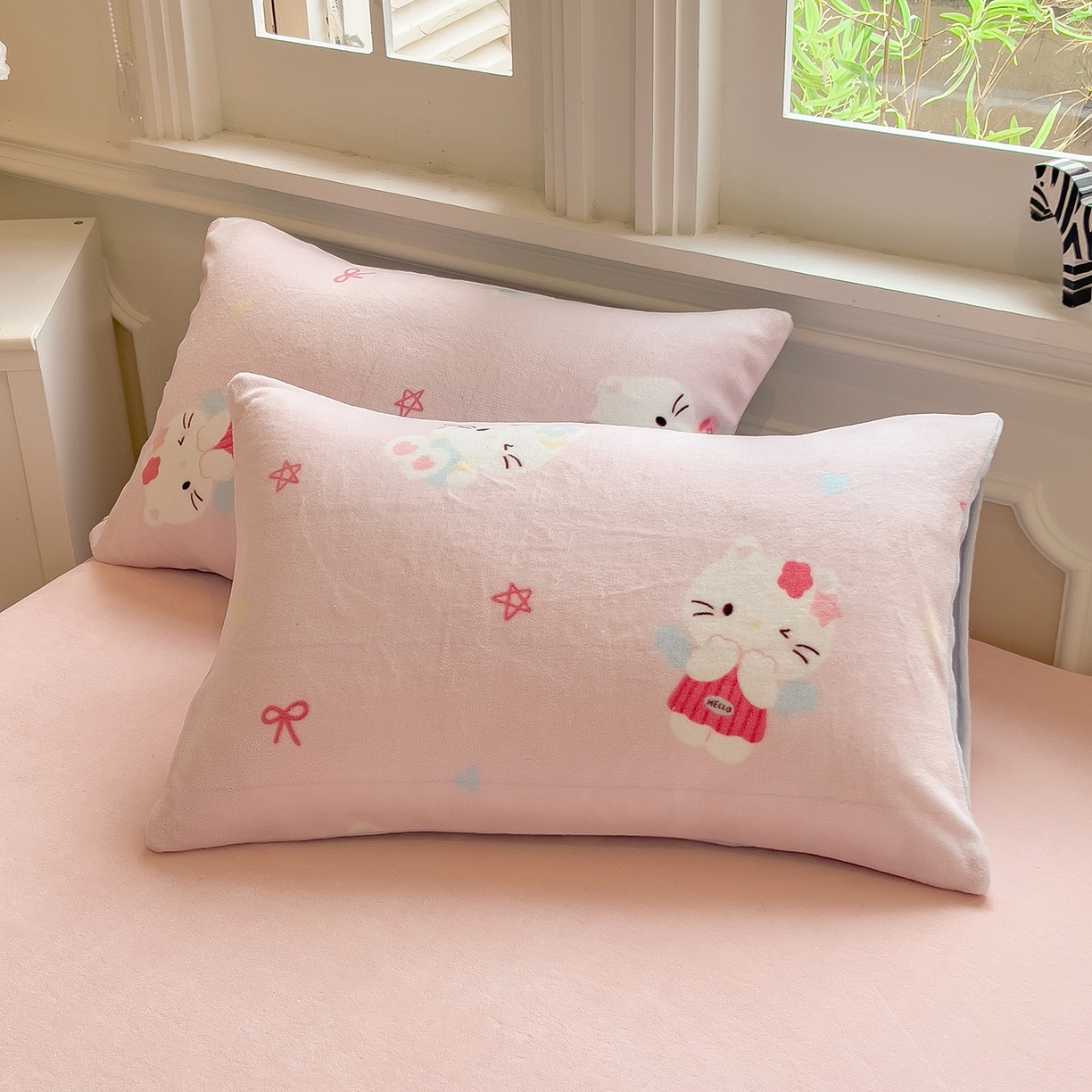 91家纺网 家纺一手货源 找家纺 摩妮卡 2025新款牛奶绒贴布绣绒床笠保护床垫三件套 内向的小兔