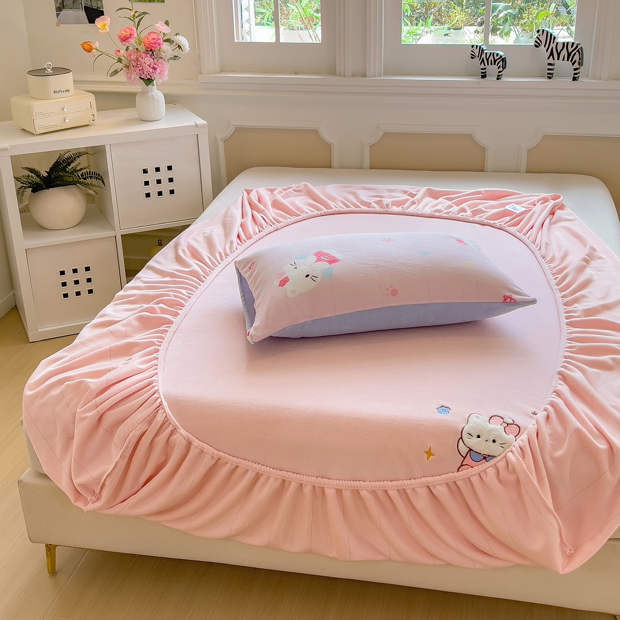 91家纺网 家纺一手货源 找家纺 摩妮卡 2025新款牛奶绒贴布绣绒床笠保护床垫三件套 内向的小兔