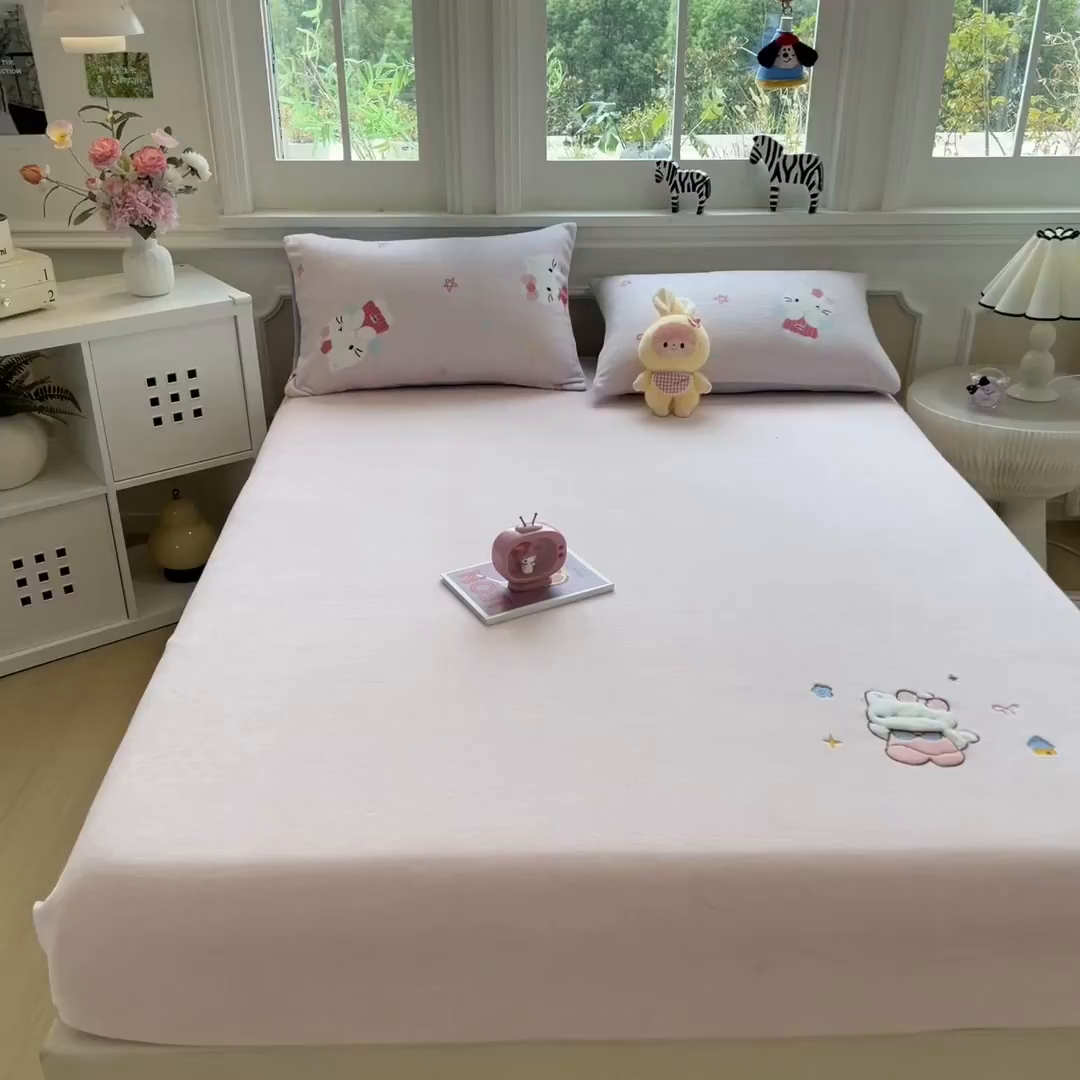 91家纺网 家纺一手货源 找家纺 摩妮卡 2025新款牛奶绒贴布绣绒床笠保护床垫三件套 内向的小兔