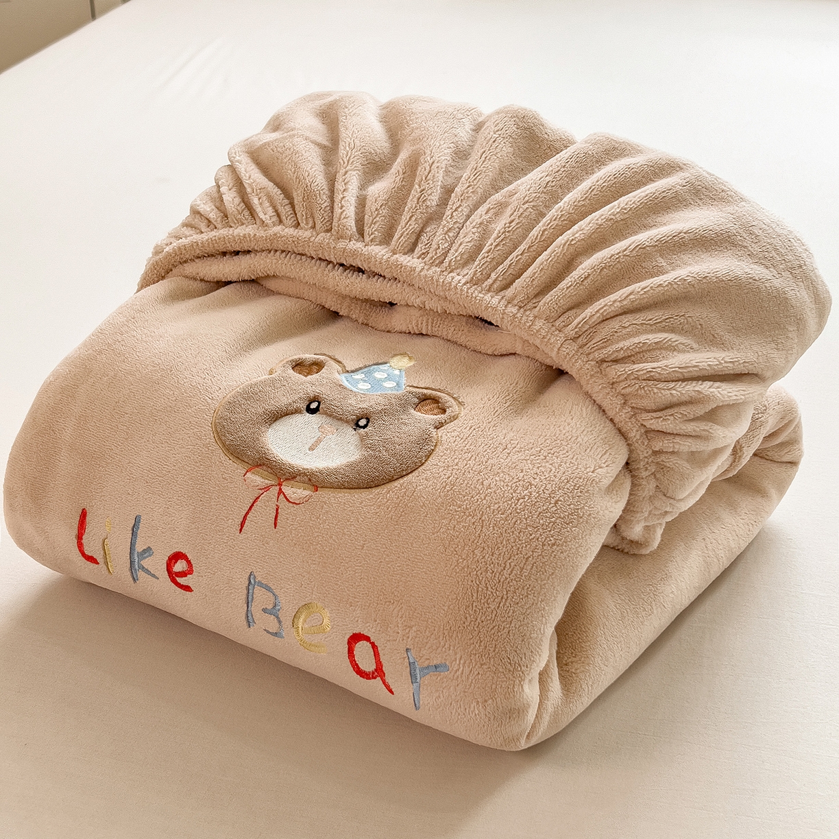 摩妮卡 2025新款牛奶绒贴布绣绒床笠保护床垫三件套 盛日庆祝