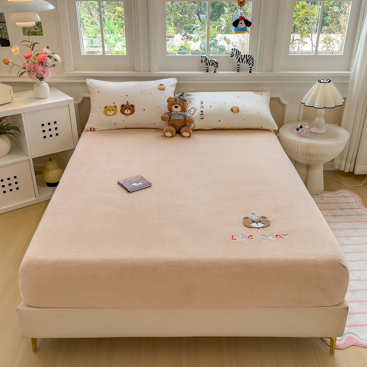 91家纺网 家纺一手货源 找家纺 摩妮卡 2025新款牛奶绒贴布绣绒床笠保护床垫三件套 盛日庆祝