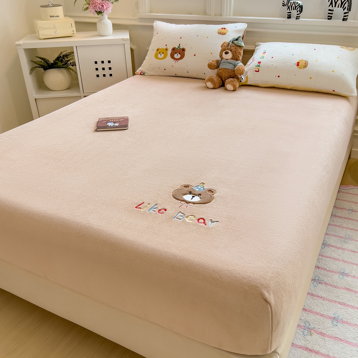 91家纺网 家纺一手货源 找家纺 摩妮卡 2025新款牛奶绒贴布绣绒床笠保护床垫三件套 盛日庆祝