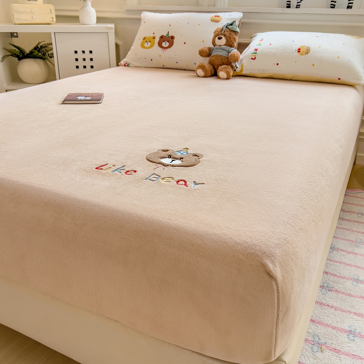 91家纺网 家纺一手货源 找家纺 摩妮卡 2025新款牛奶绒贴布绣绒床笠保护床垫三件套 盛日庆祝