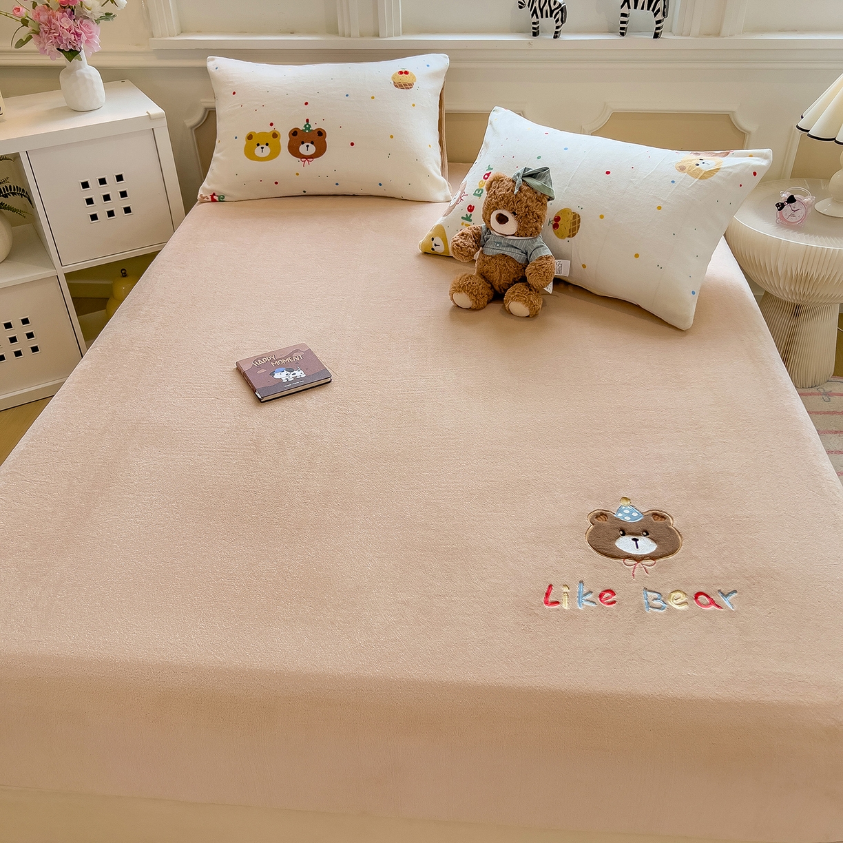 91家纺网 家纺一手货源 找家纺 摩妮卡 2025新款牛奶绒贴布绣绒床笠保护床垫三件套 盛日庆祝