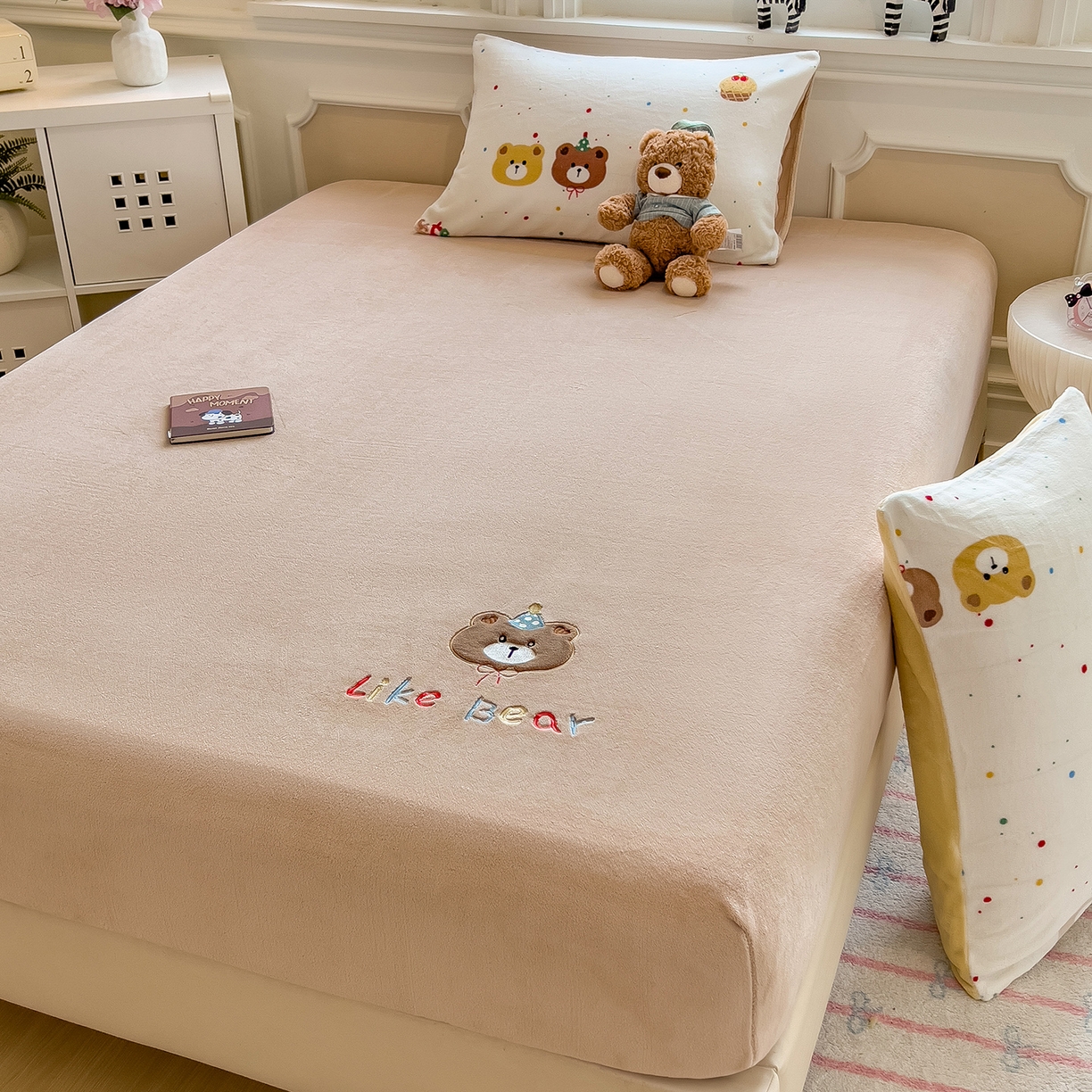 91家纺网 家纺一手货源 找家纺 摩妮卡 2025新款牛奶绒贴布绣绒床笠保护床垫三件套 盛日庆祝