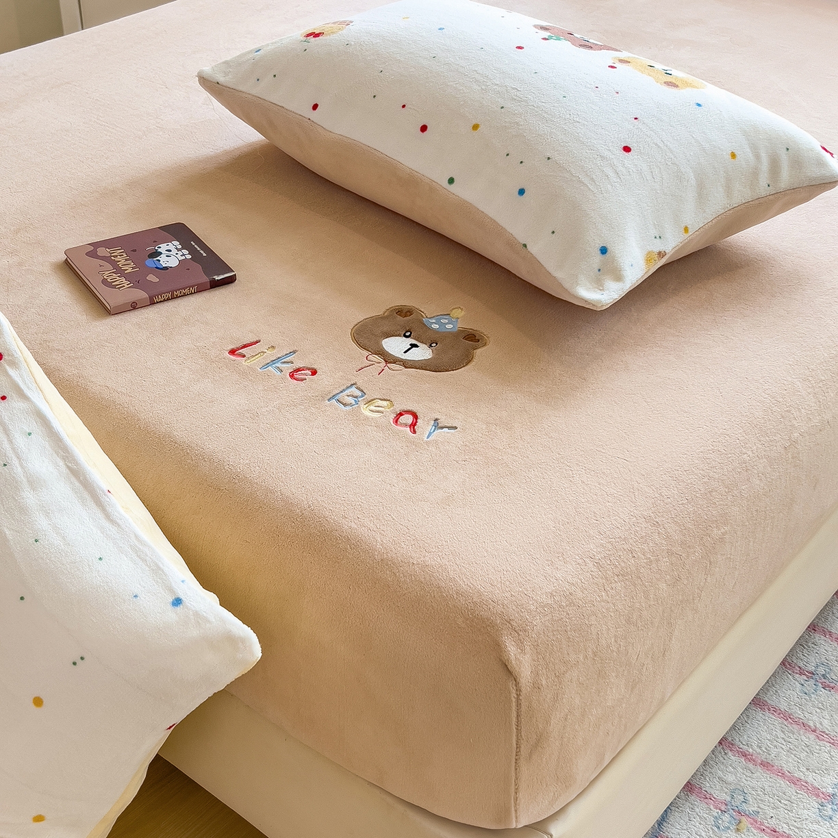 91家纺网 家纺一手货源 找家纺 摩妮卡 2025新款牛奶绒贴布绣绒床笠保护床垫三件套 盛日庆祝