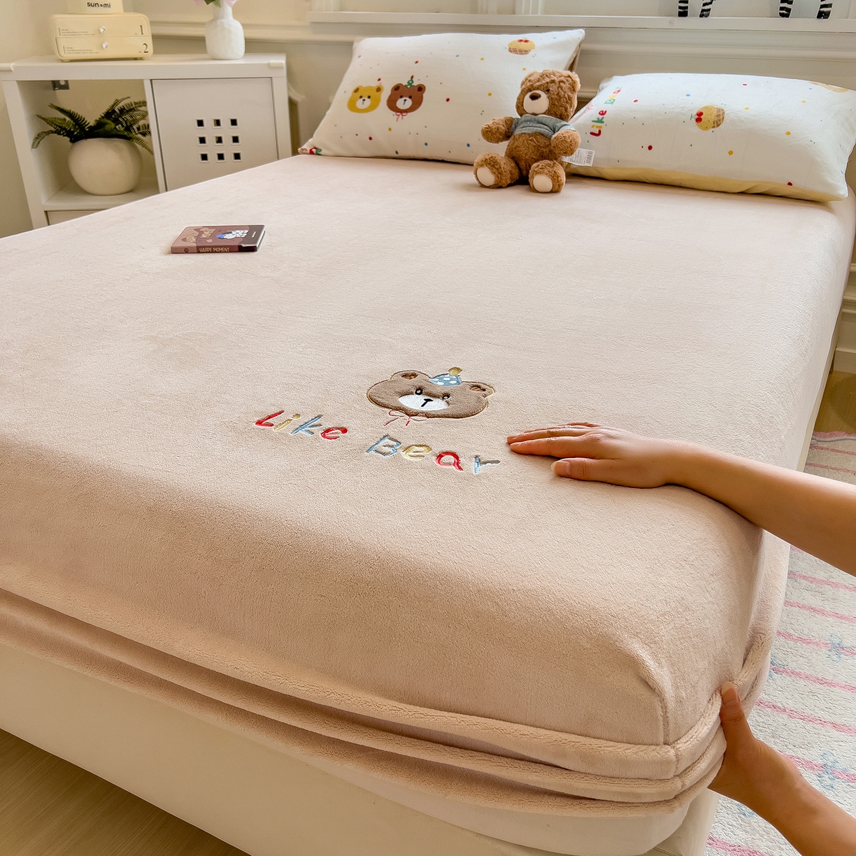 91家纺网 家纺一手货源 找家纺 摩妮卡 2025新款牛奶绒贴布绣绒床笠保护床垫三件套 盛日庆祝