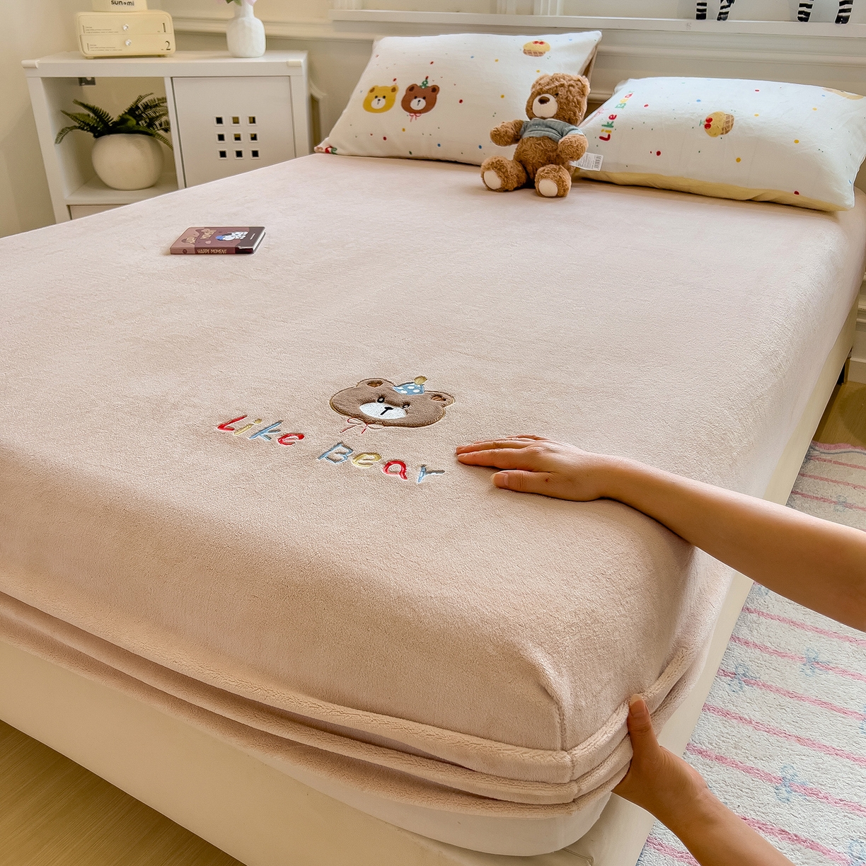 91家纺网 家纺一手货源 找家纺 摩妮卡 2025新款牛奶绒贴布绣绒床笠保护床垫三件套 盛日庆祝