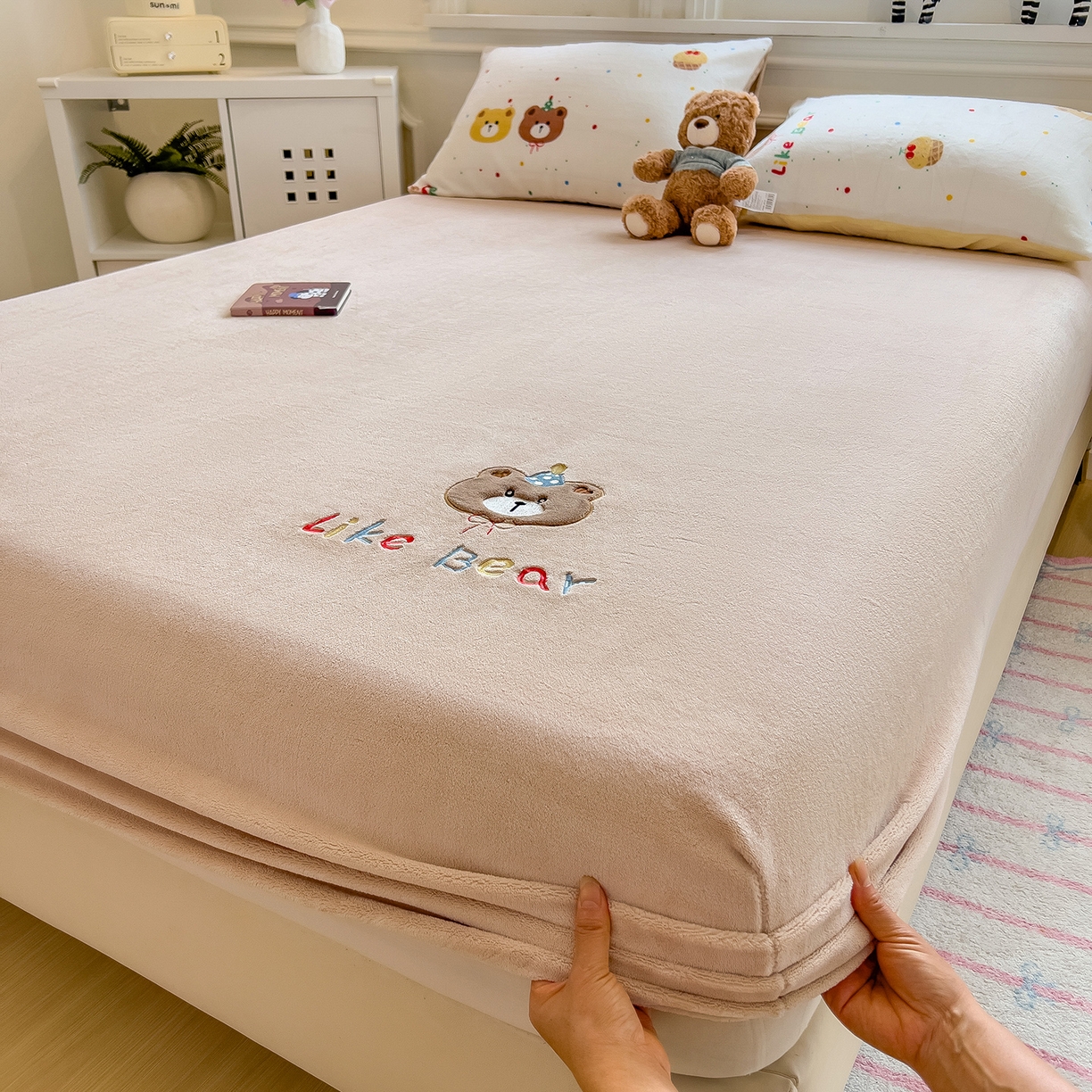 91家纺网 家纺一手货源 找家纺 摩妮卡 2025新款牛奶绒贴布绣绒床笠保护床垫三件套 盛日庆祝