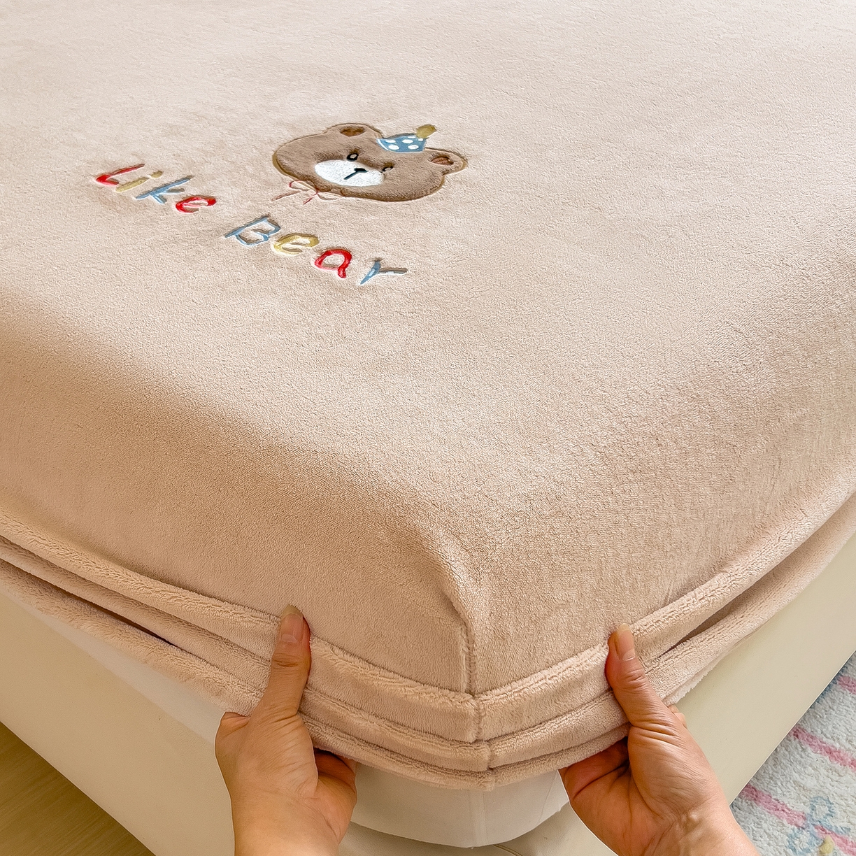 91家纺网 家纺一手货源 找家纺 摩妮卡 2025新款牛奶绒贴布绣绒床笠保护床垫三件套 盛日庆祝