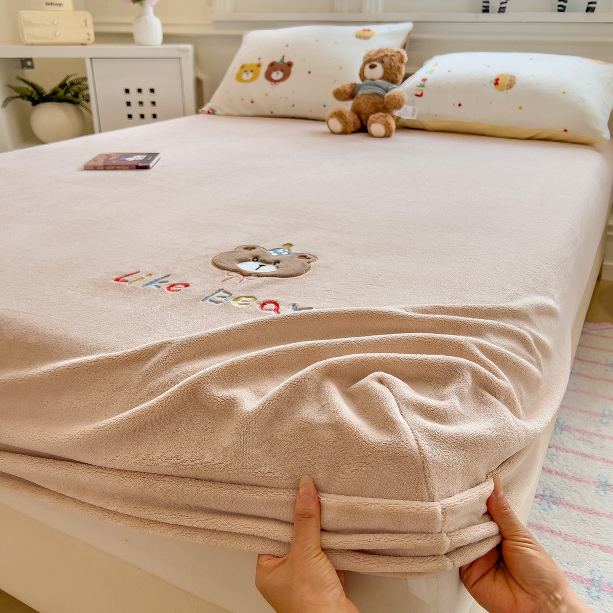 91家纺网 家纺一手货源 找家纺 摩妮卡 2025新款牛奶绒贴布绣绒床笠保护床垫三件套 盛日庆祝