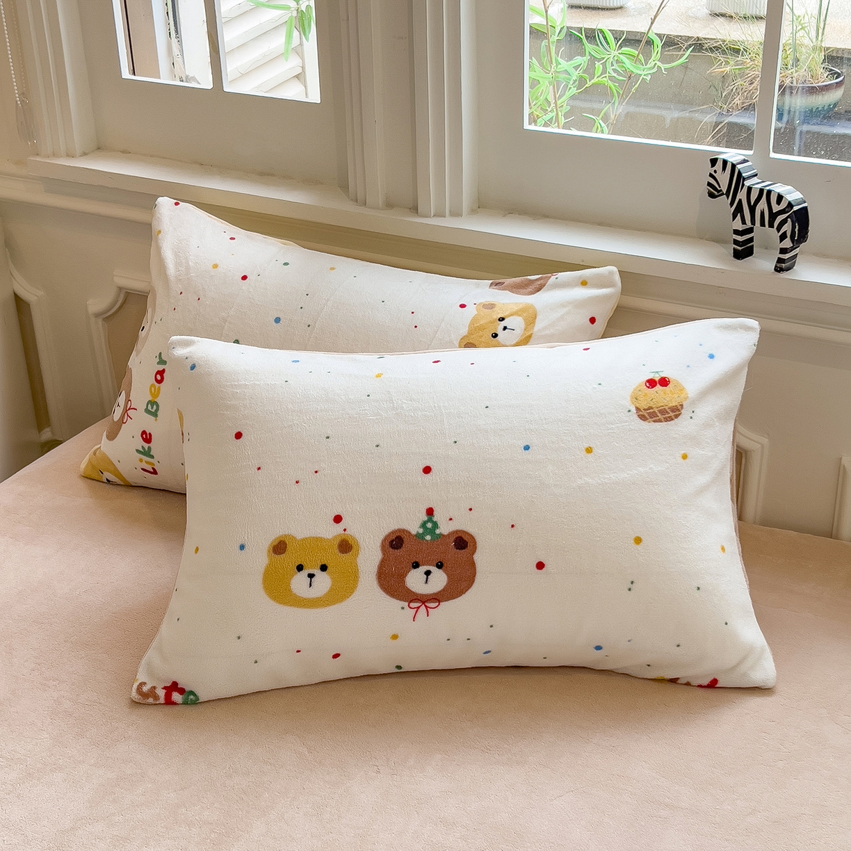 91家纺网 家纺一手货源 找家纺 摩妮卡 2025新款牛奶绒贴布绣绒床笠保护床垫三件套 盛日庆祝