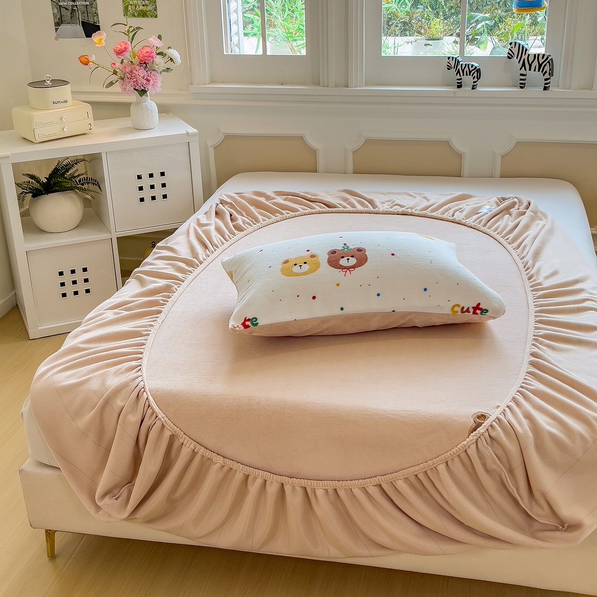 91家纺网 家纺一手货源 找家纺 摩妮卡 2025新款牛奶绒贴布绣绒床笠保护床垫三件套 盛日庆祝